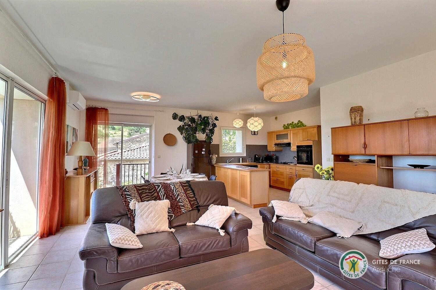 Coin salon dans la pièce de vie climatisée