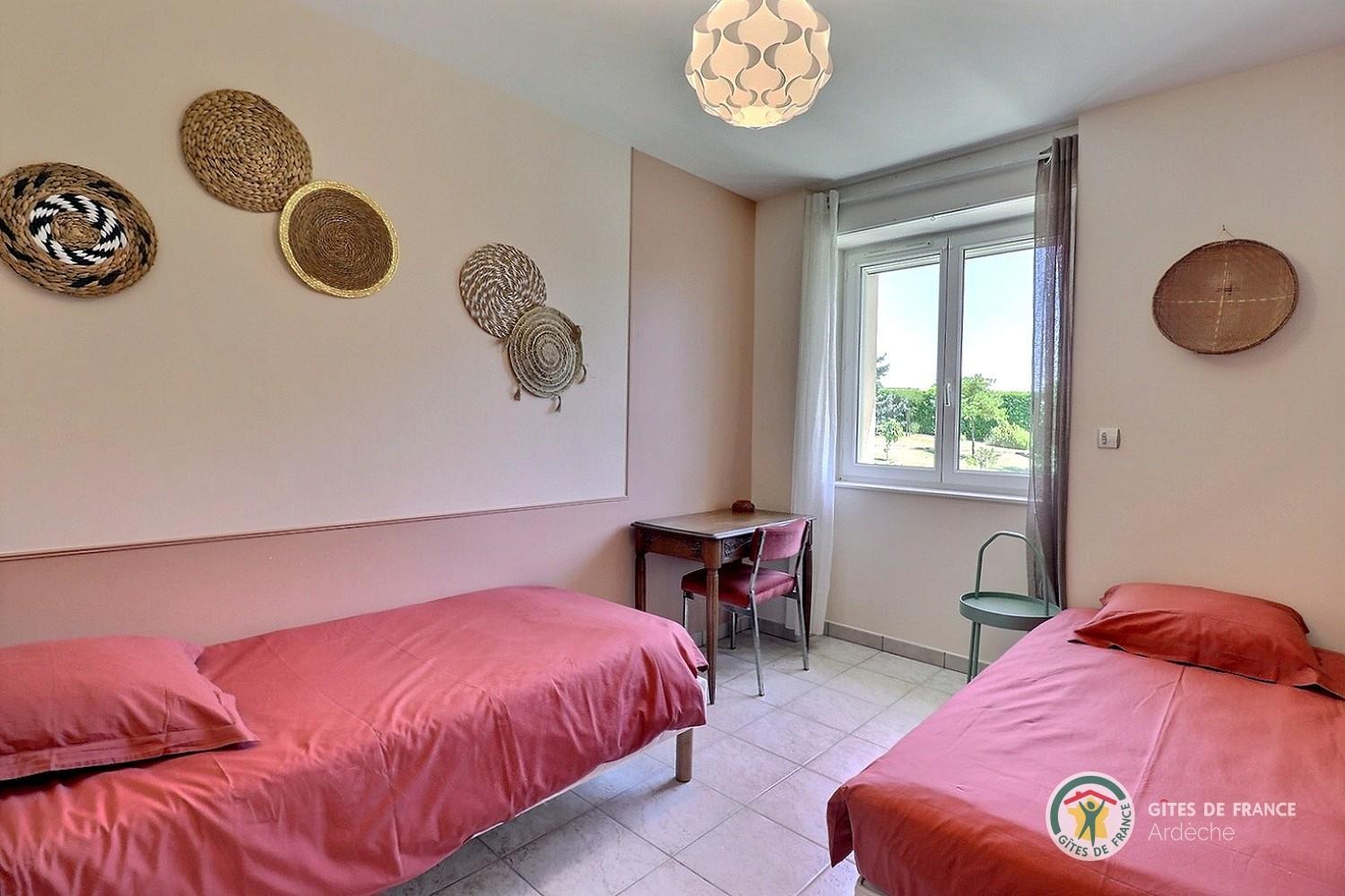 Chambre avec deux lits 90