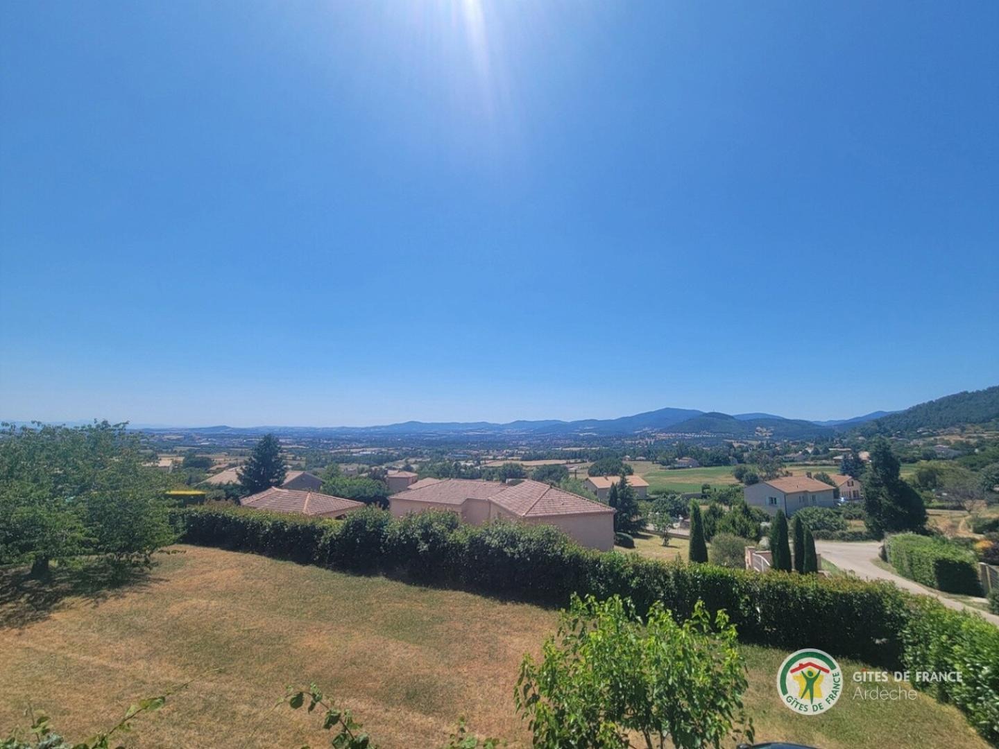 La vue dégagée depuis la baie vitrée du séjour