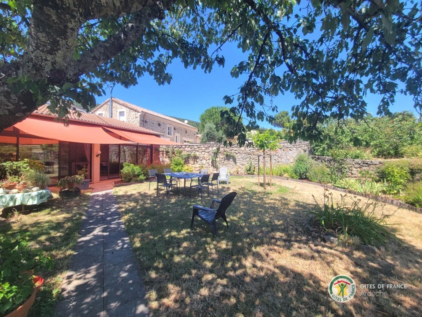 Jardin fleuri et arboré