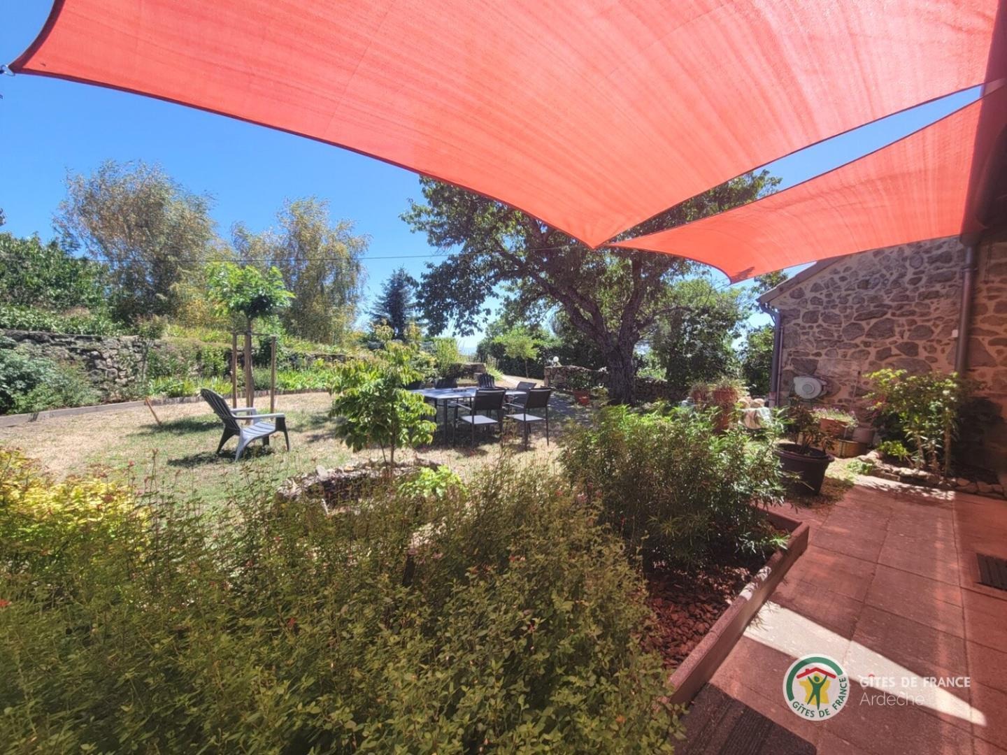 Jardin fleuri et arboré