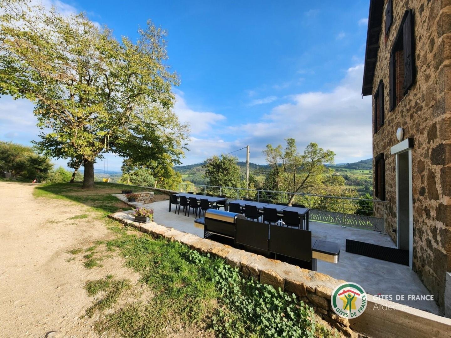 Terrasse avec vue dégagée au Domaine de Solio