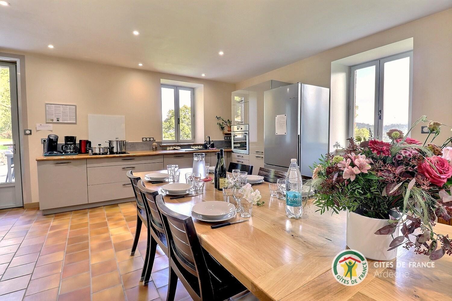 Espace cuisine et repas dans la pièce de vie