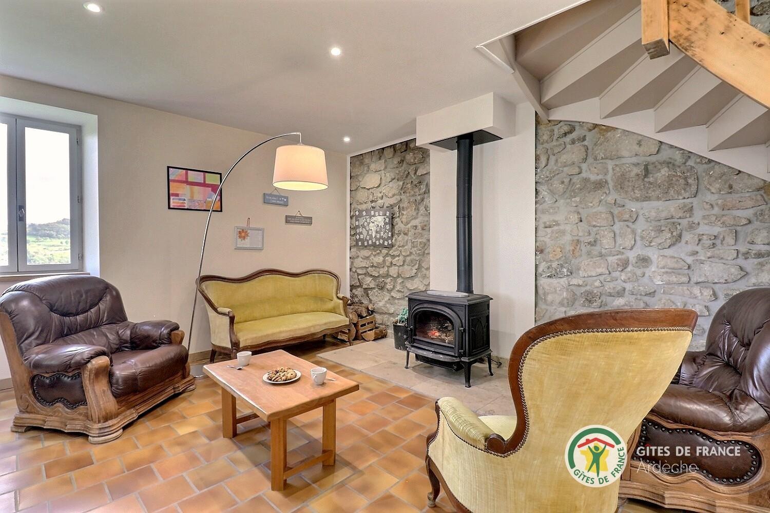 Le coin salon avec poêle à bois