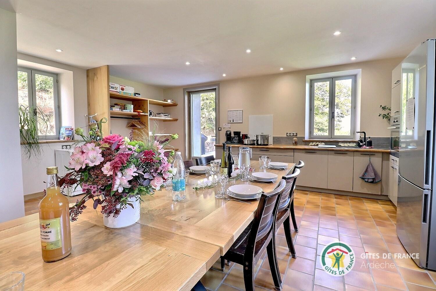 Pièce de vie avec l'entrée au fond