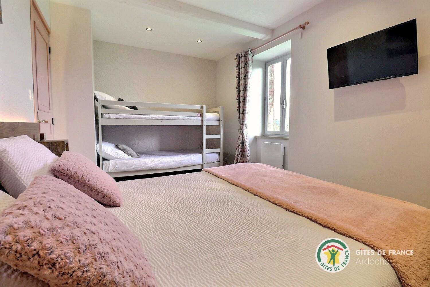 Première chambre avec lit 160 et lit superposé 2x90