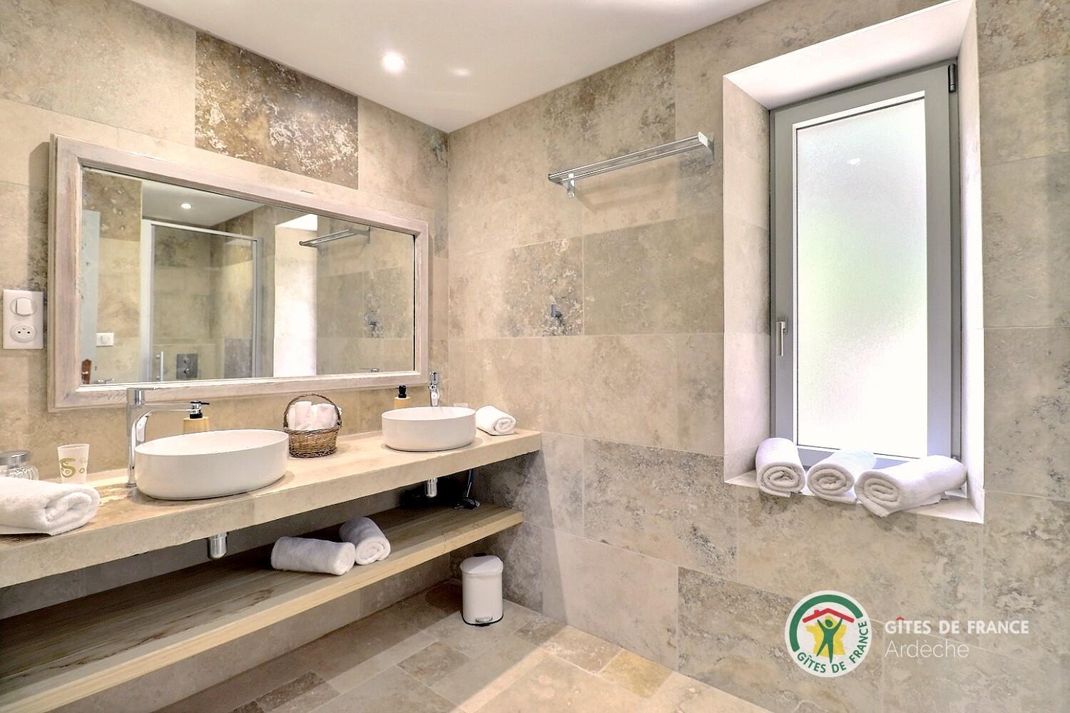 Salle d'eau à l'étage avec douche et meuble double vasque