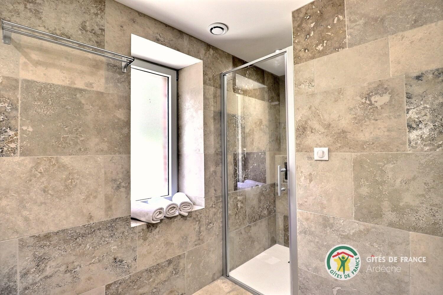 Salle d'eau à l'étage avec douche et meuble double vasque