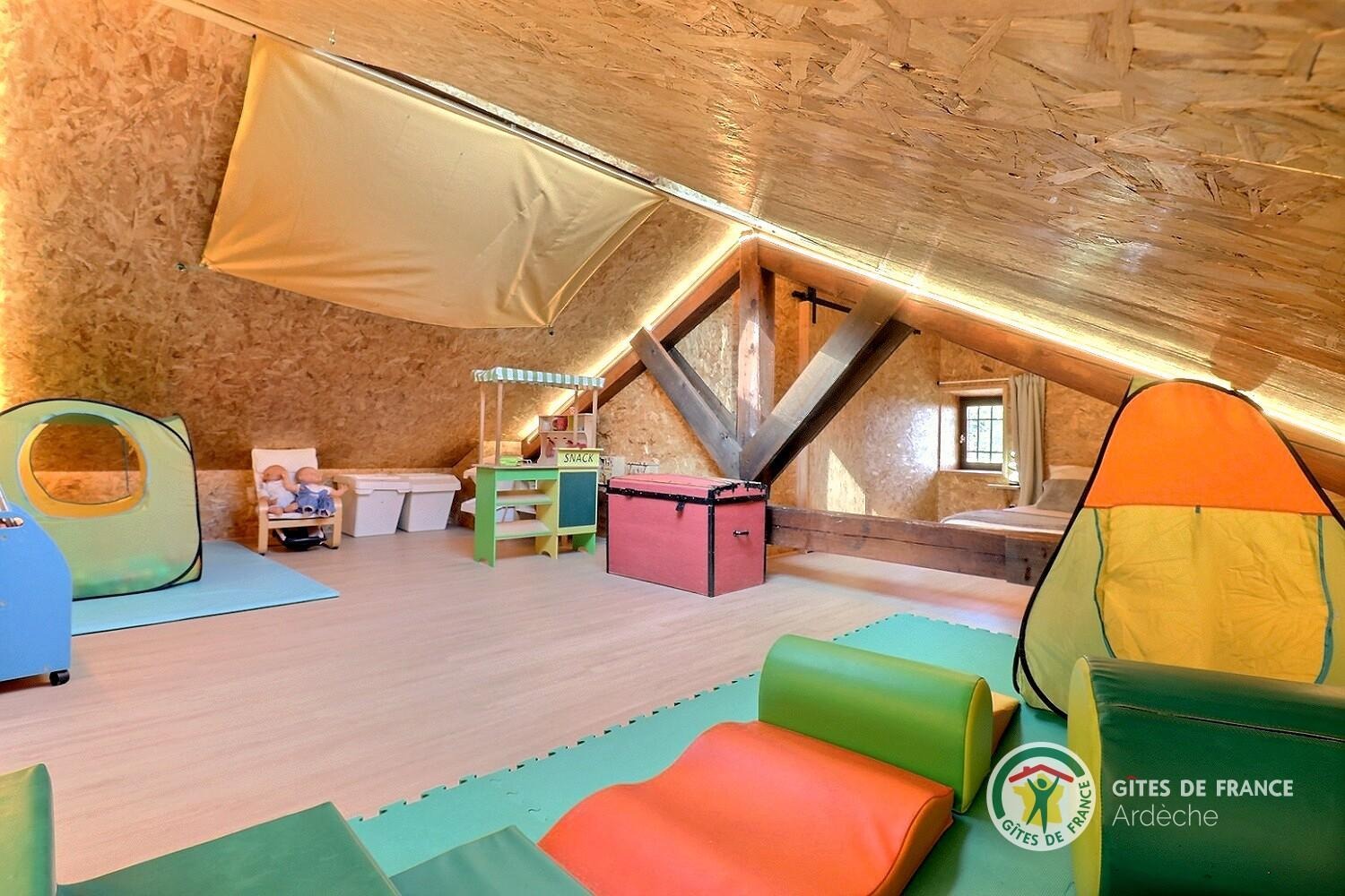Salle de jeux sous les toits (N+2)
