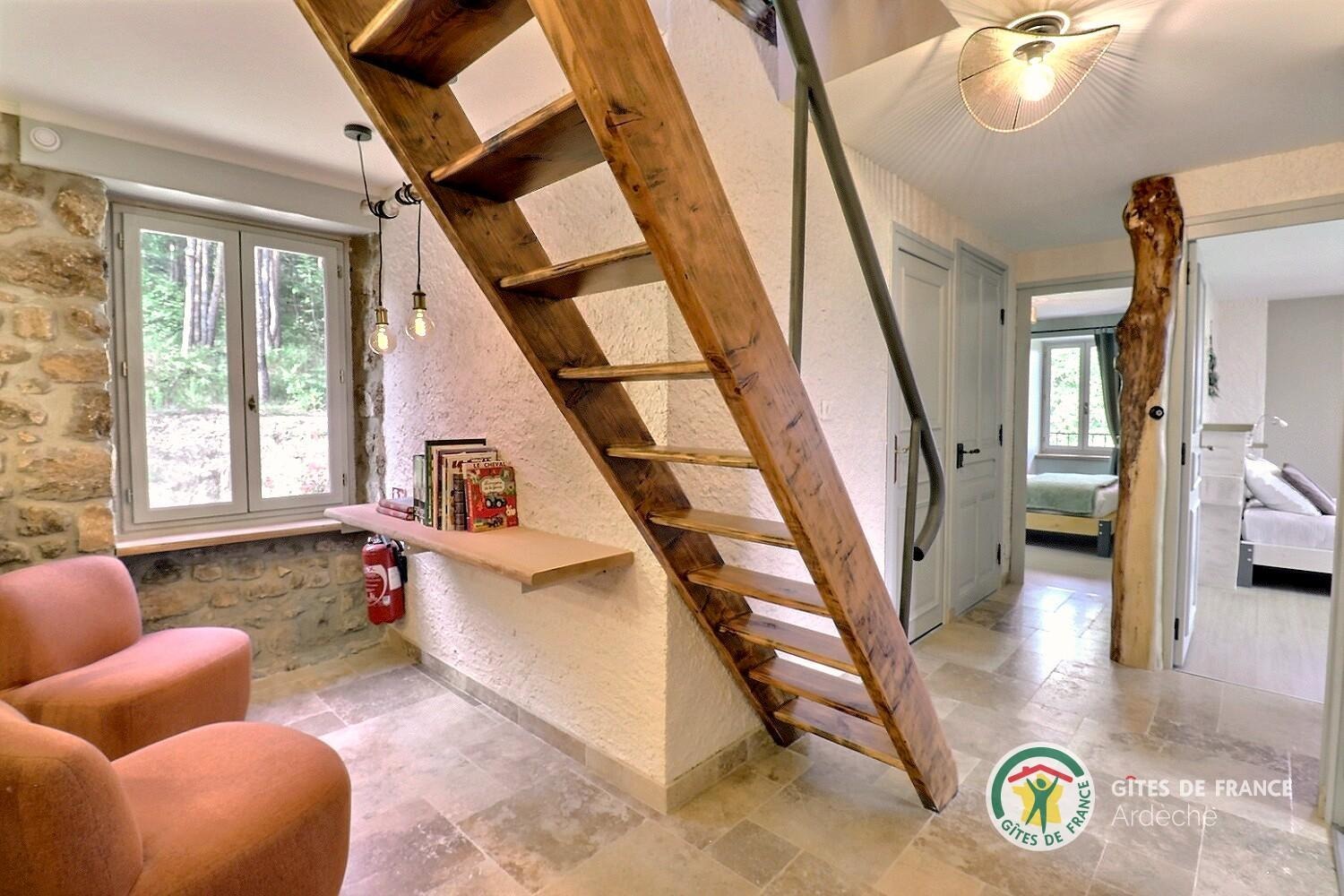 Escalier menant à la salle de jeux sous les toits