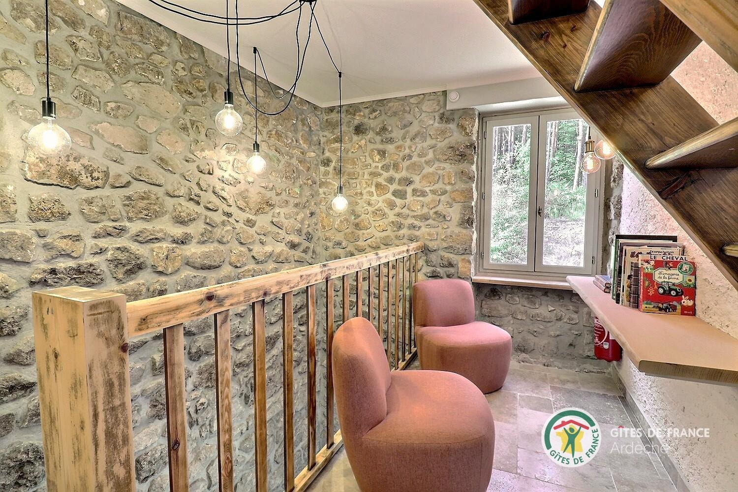 Coin lecture en haut de l'escalier principal