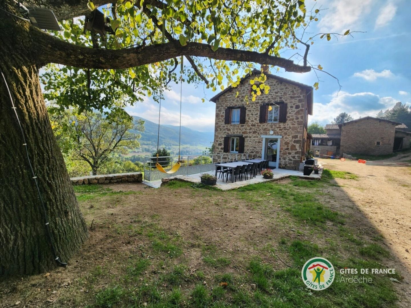 Vue sur le gîte et sa terrasse
