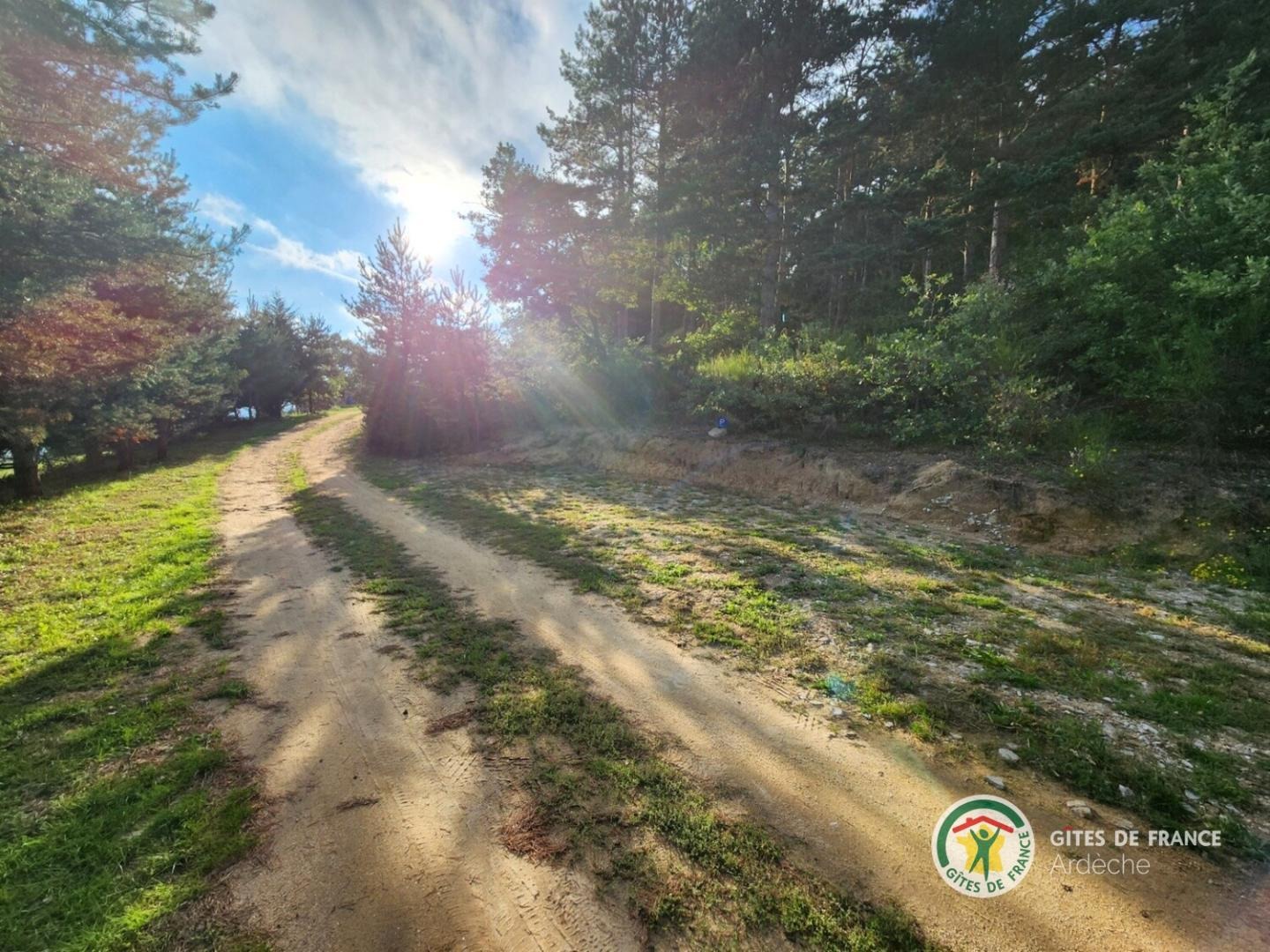 Espace de stationnement à l'entrée de la propriété