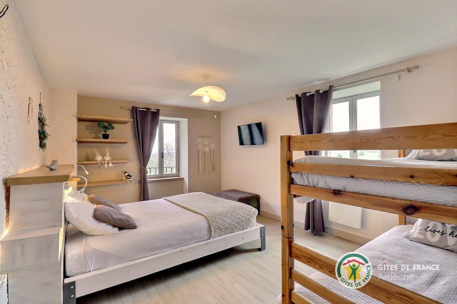 Chambre familiale (lit en 160 et lit superposé)