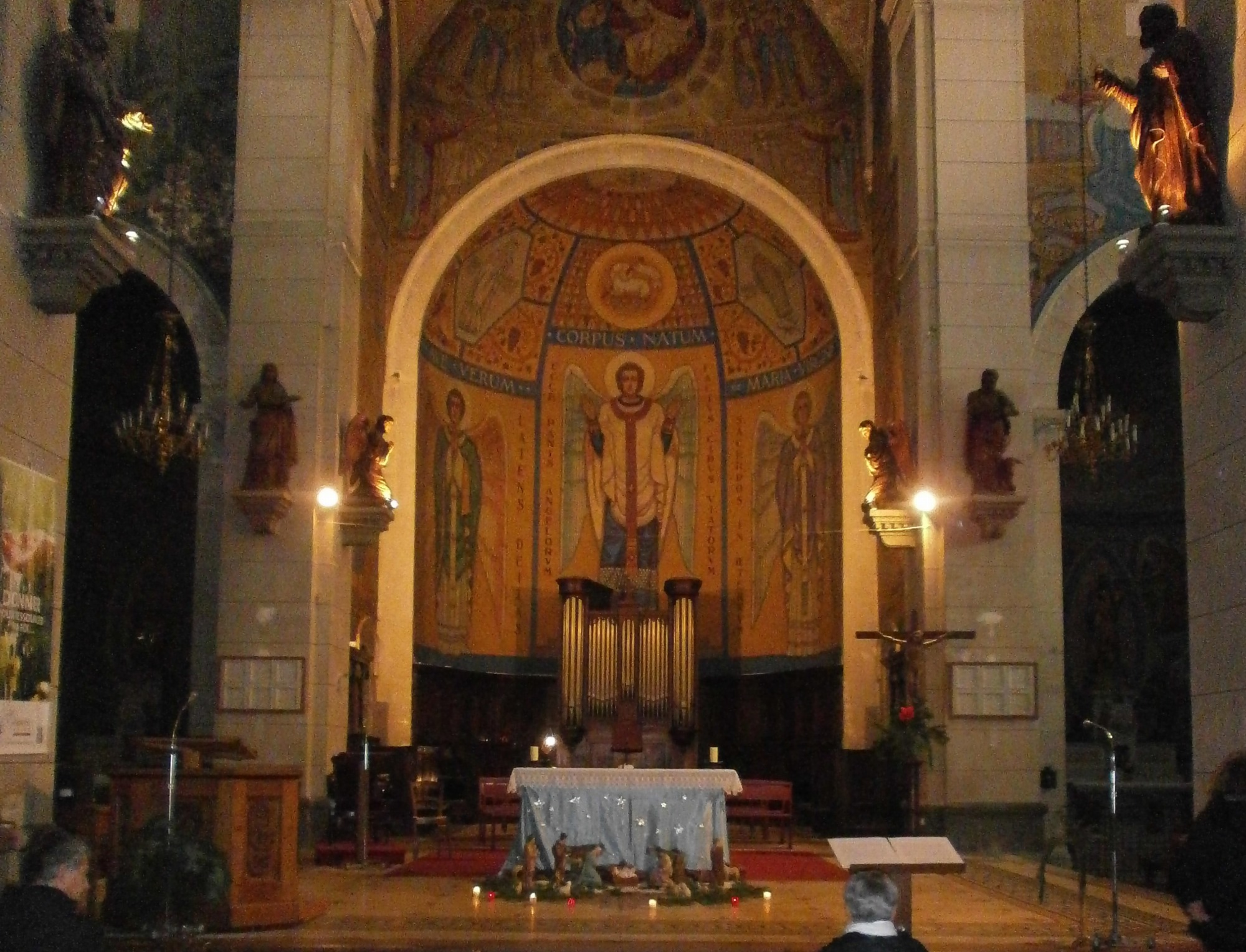 Crèche et orgue de chœur de l'église Notre-Dame
