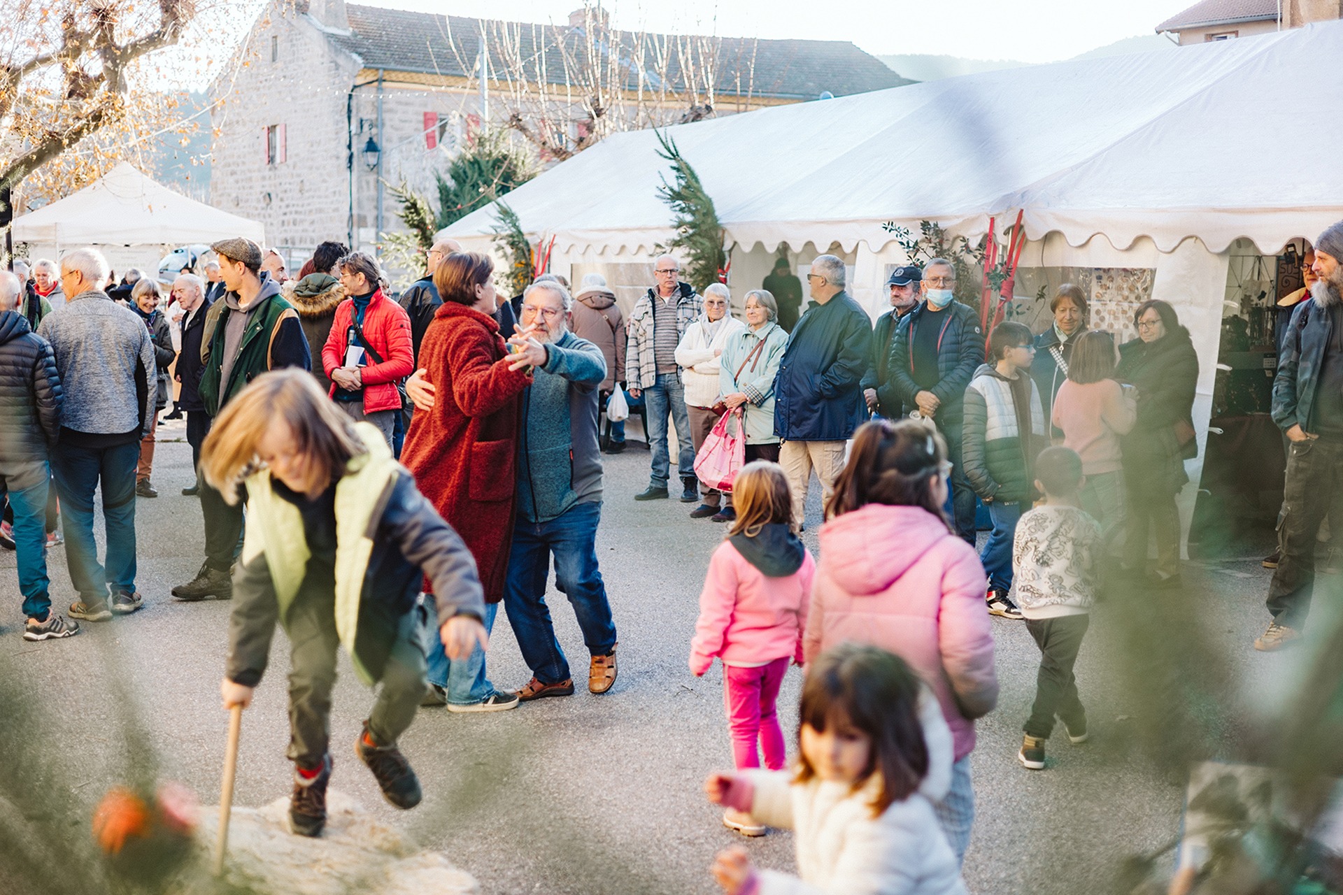 Marché de Noel de Vanosc fëte extérieure