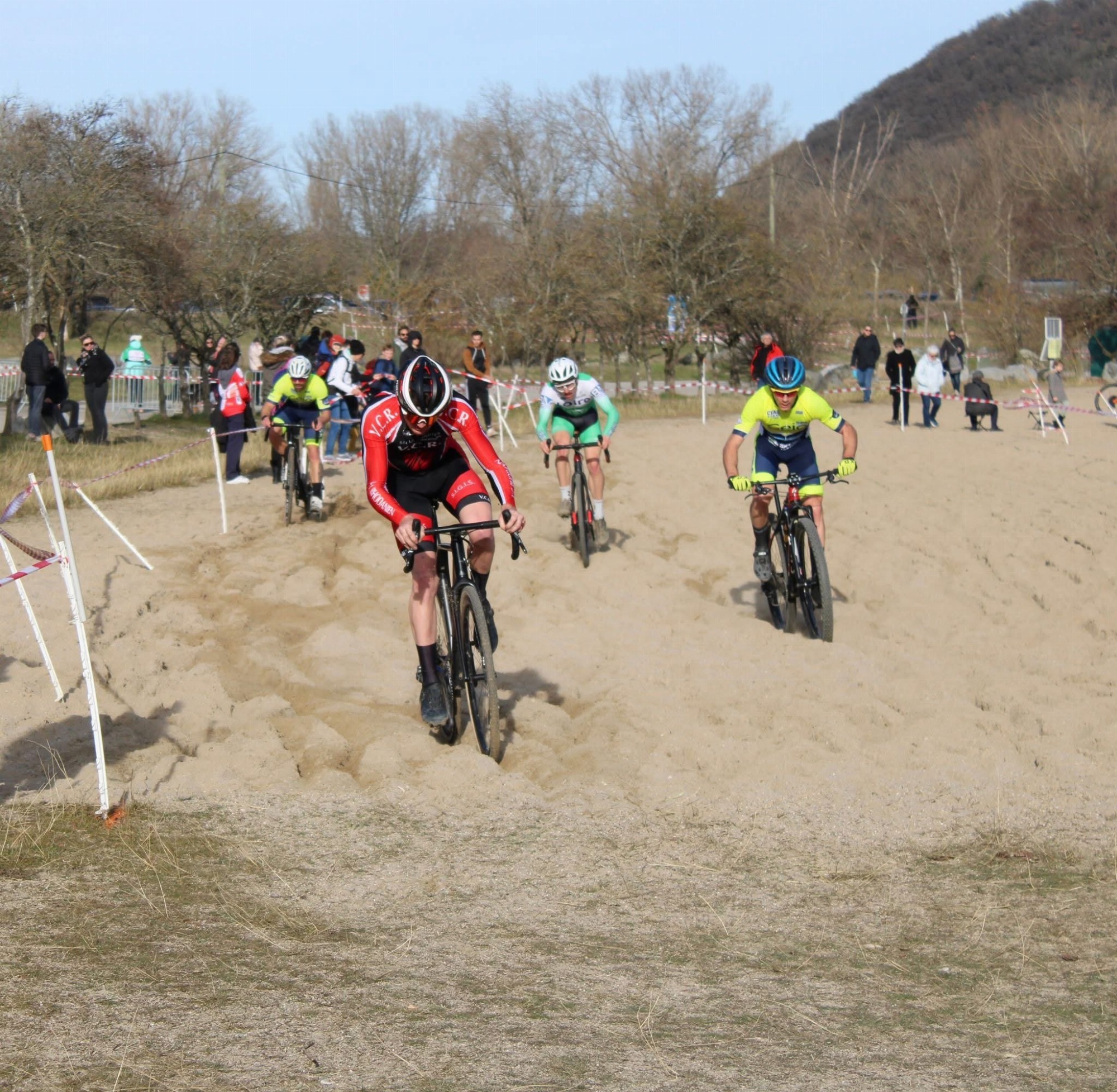 Le passage des coureurs sur la plage de la base nautique
