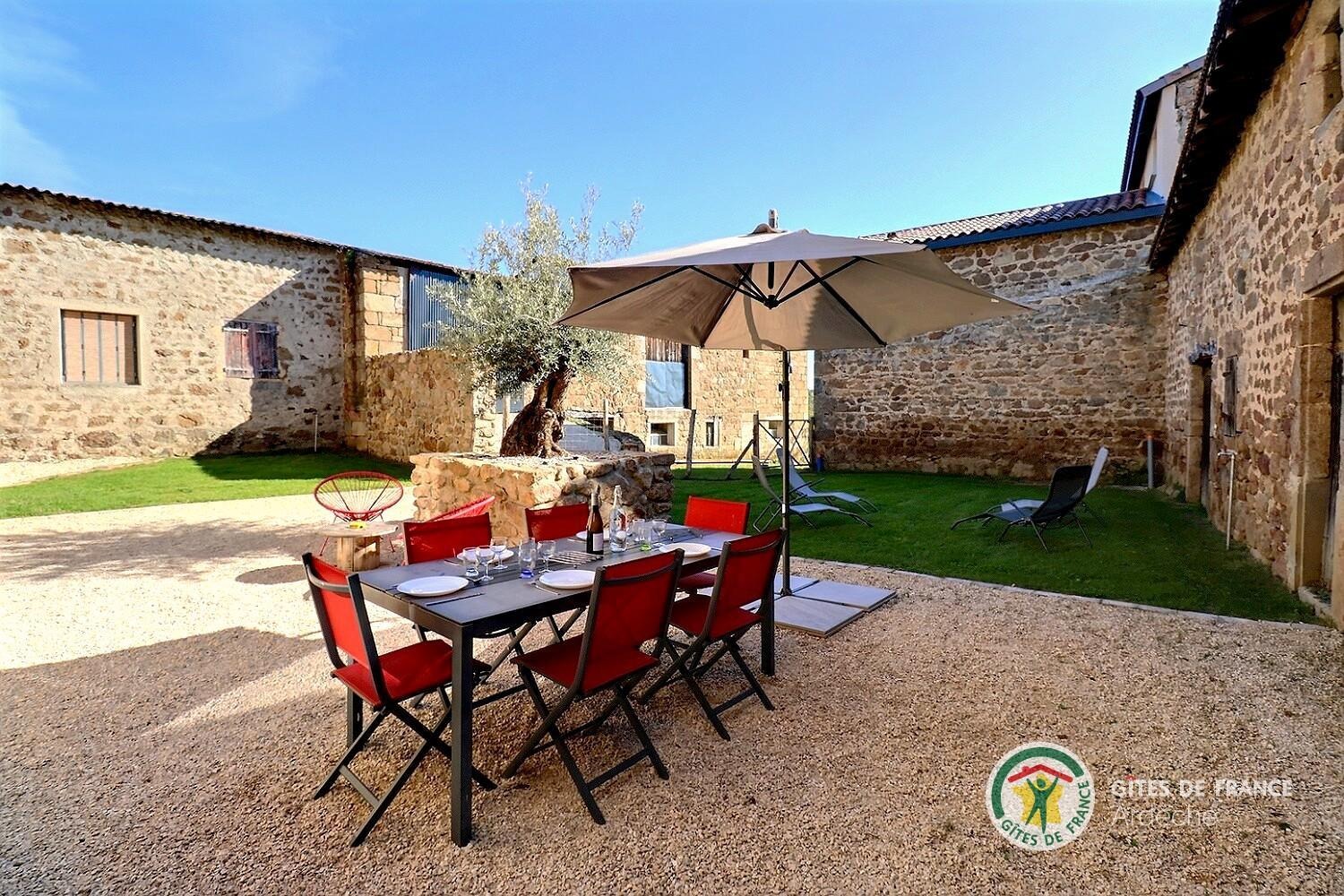 Terrasse et jardin clos du gîte