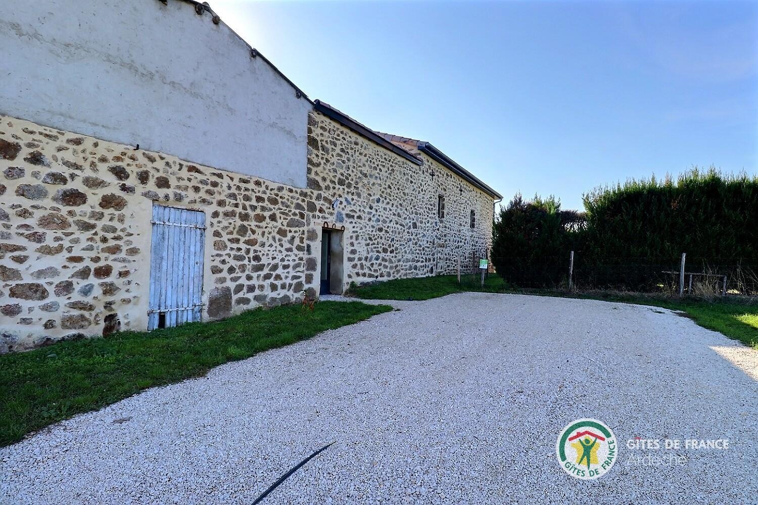 L'entrée du gîte, avec spacieuse place de stationnement
