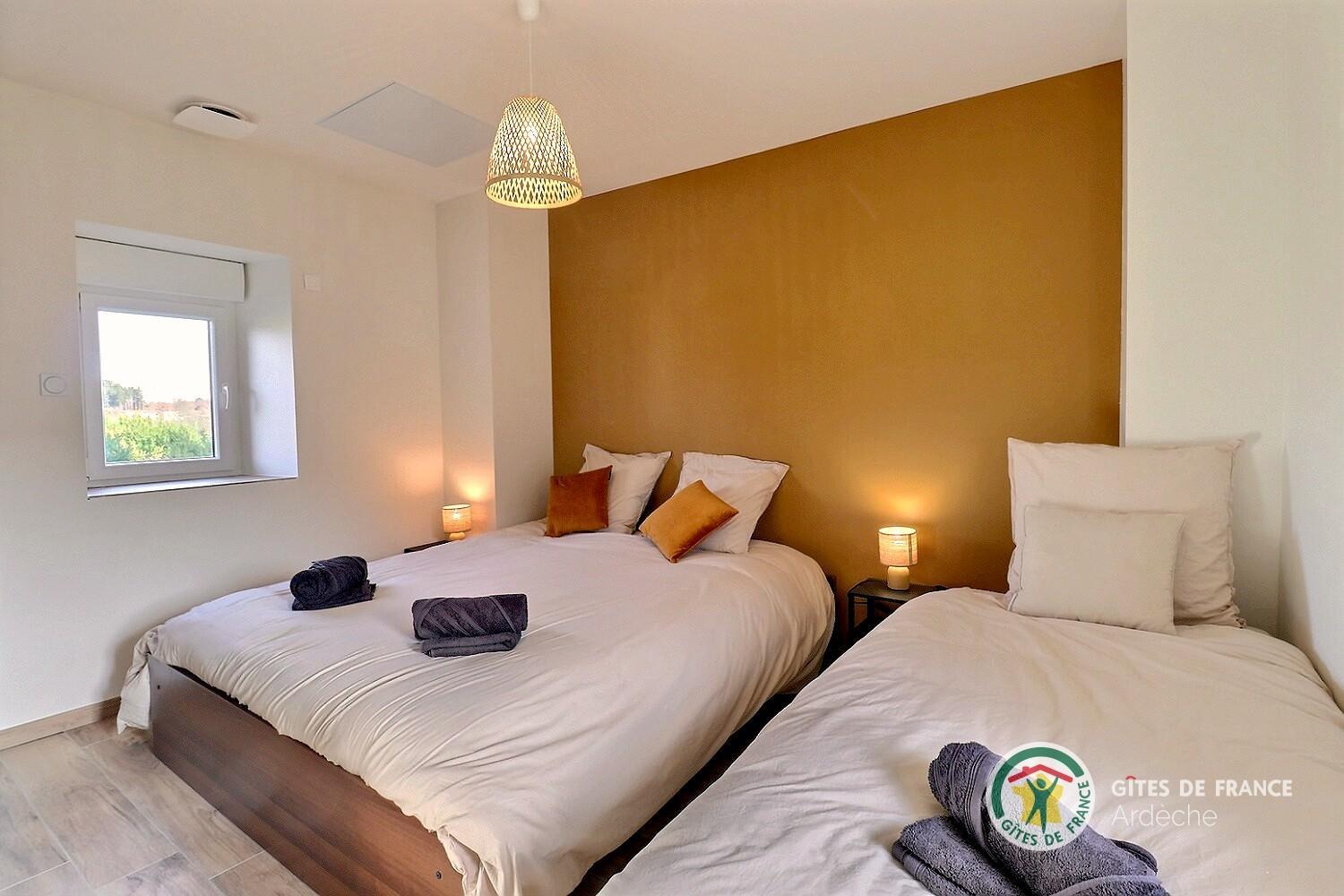 Chambre climatisée, avec lit en 160 et lit en 80