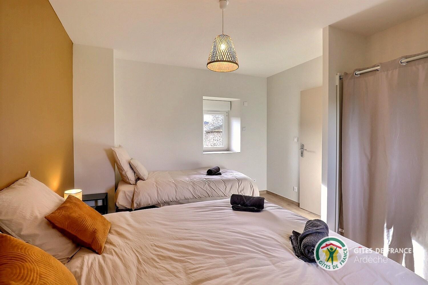 Chambre climatisée, avec lit en 160 et lit en 90