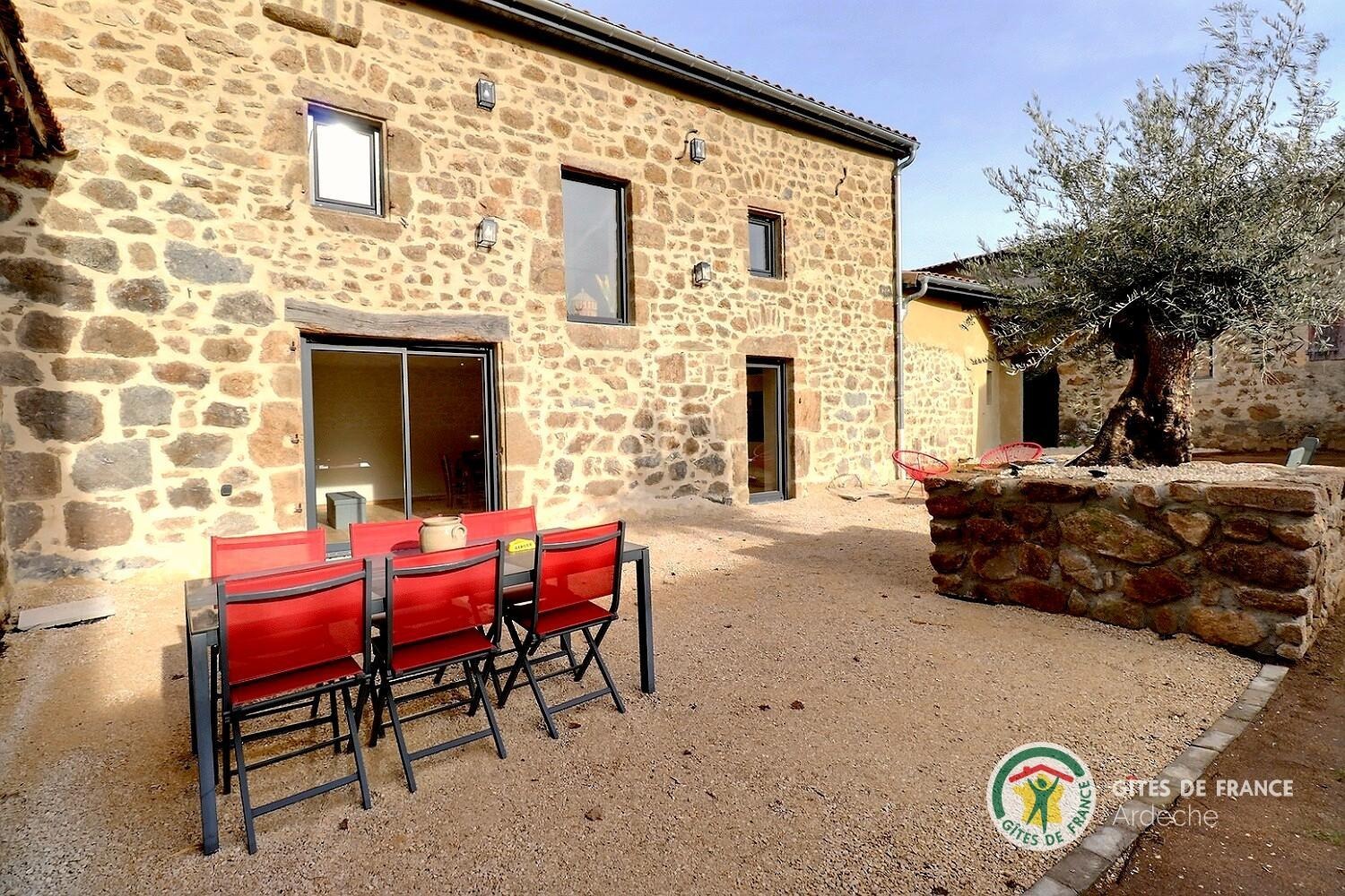Terrasse devant le gîte dans la cour