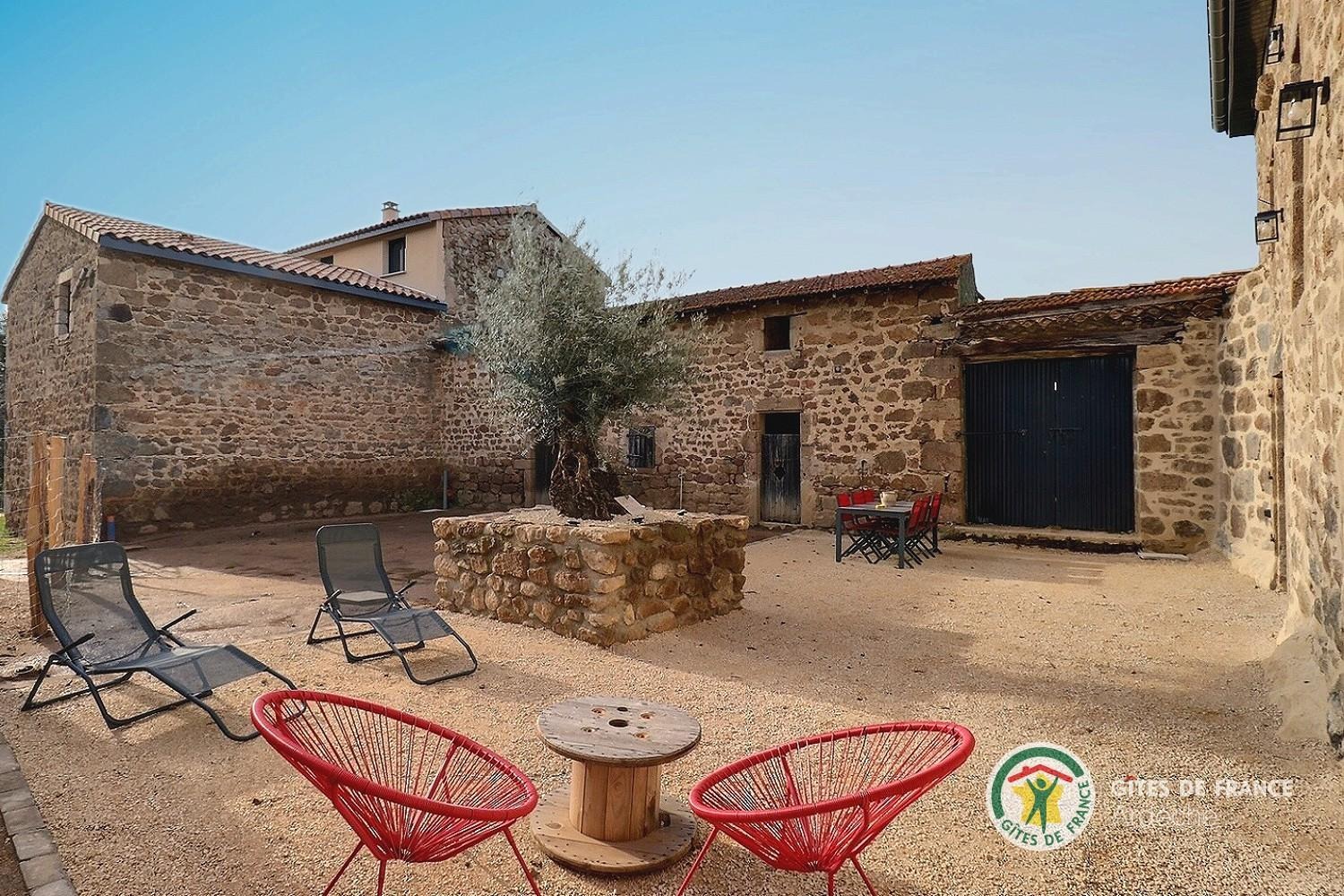 Cour de la propriété, avec gazon en cours