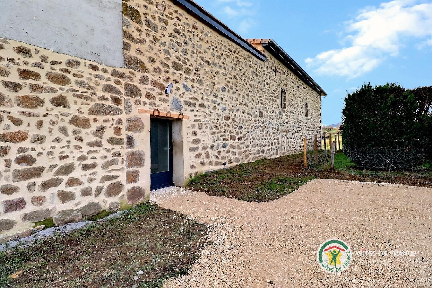 L'entrée du gîte, avec place de stationnement