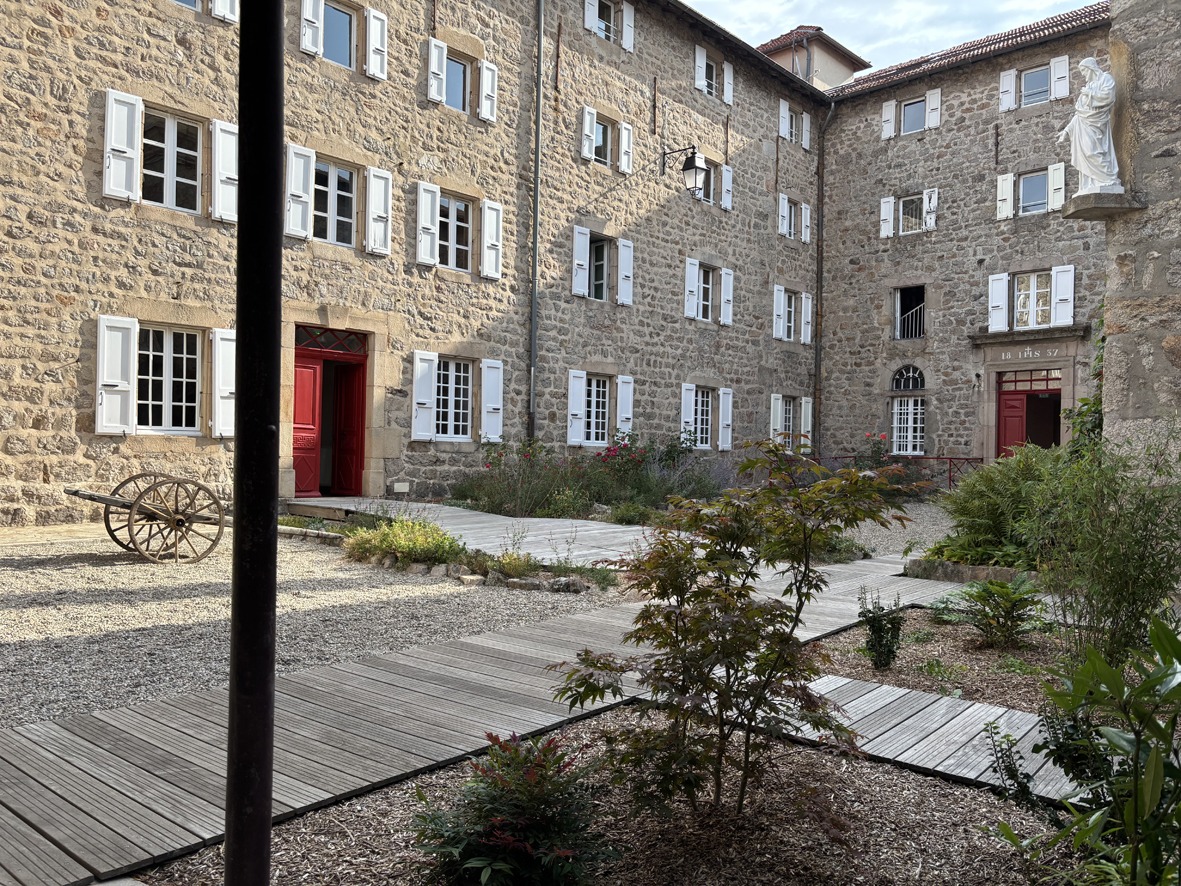 Cour intérieure du centre Propolis