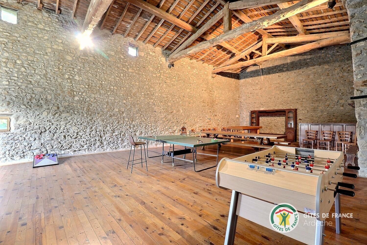 Ancienne grange transformée en salle de jeux (babyfoot, ping pong, billard hollandais)