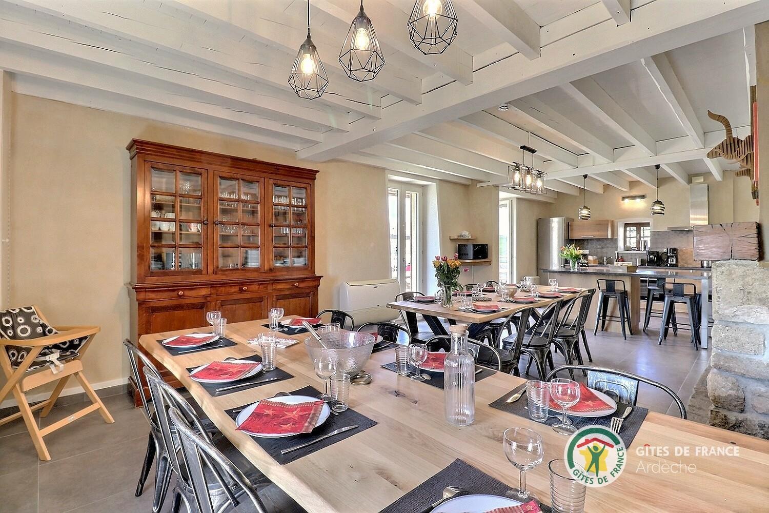 Bel espace pour les repas (possibilité de faire deux tables ou une grande tablée)