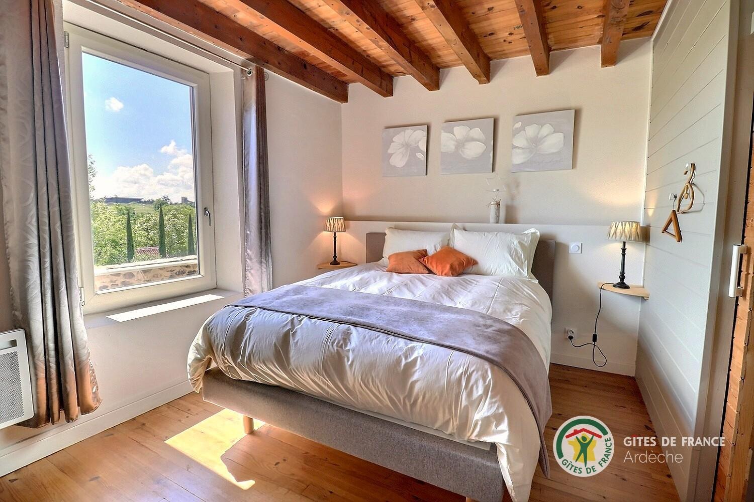 Chambre au premier niveau avec lit en 16O