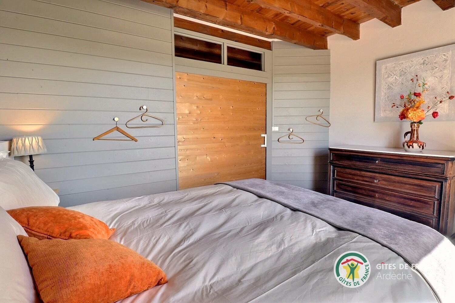 Chambre au premier niveau avec lit en 16O