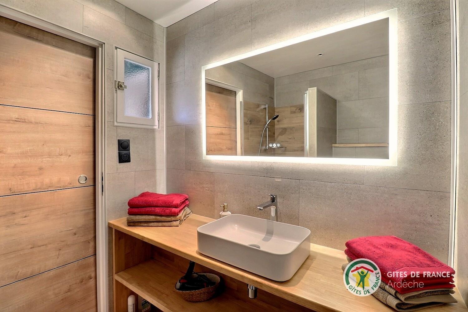 Première salle d'eau à l'étage de la maison, avec douche et WC
