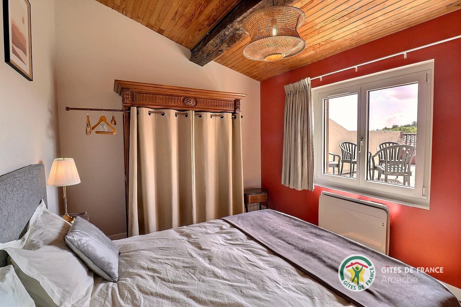 Chambre à l'étage avec lit en 160, donne sur le solarium