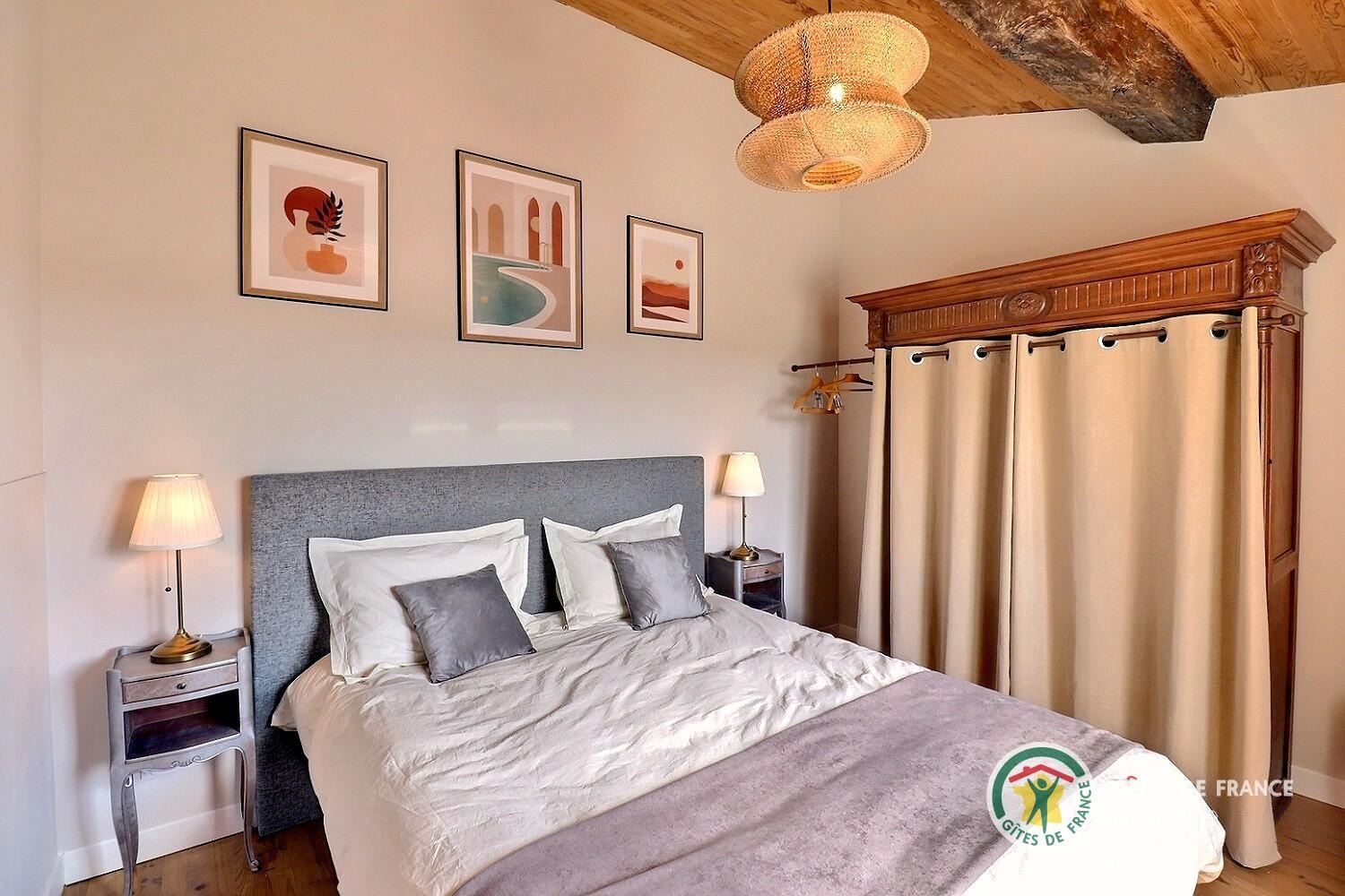 Chambre à l'étage avec lit en 160, donne sur le balcon