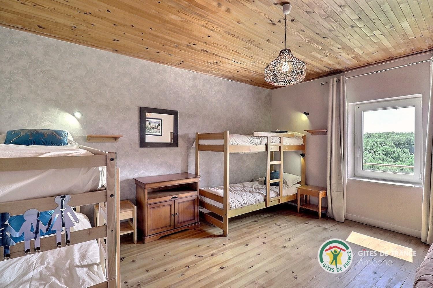 Chambre à l'étage avec deux lits superposés