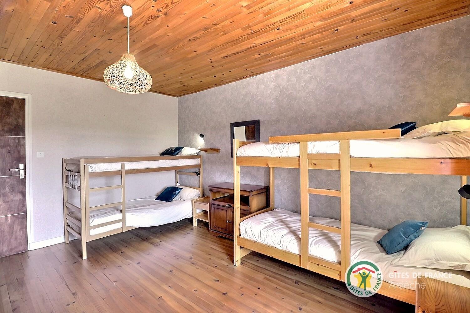 Chambre à l'étage avec deux lits superposés