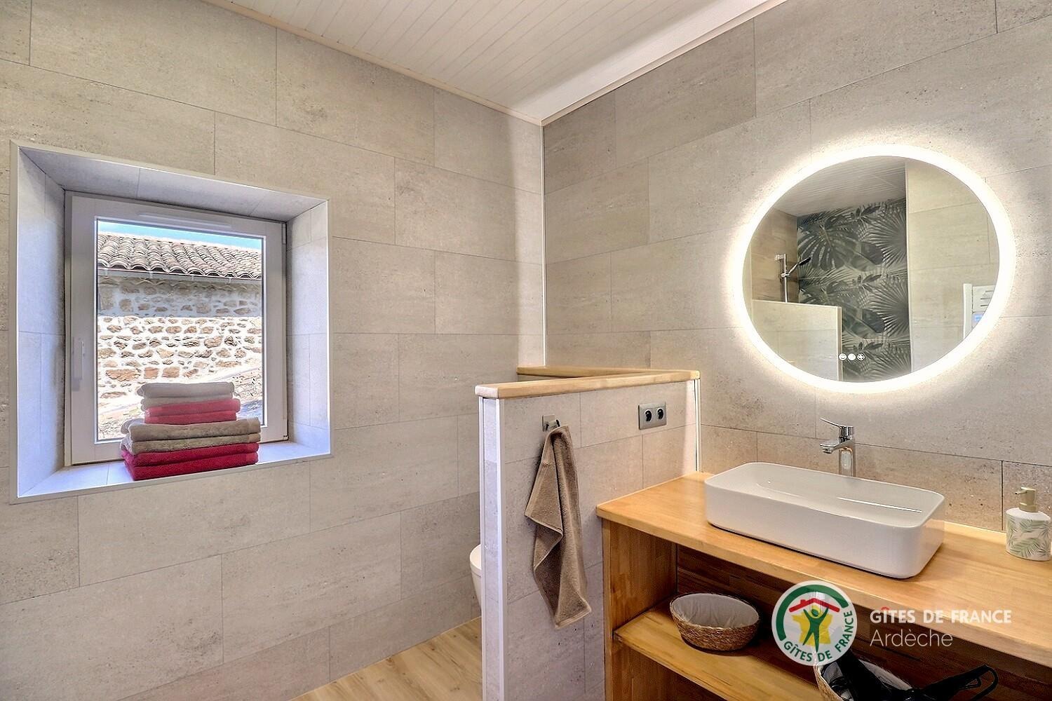 Deuxième salle d'eau à l'étage de la maison, avec douche et WC