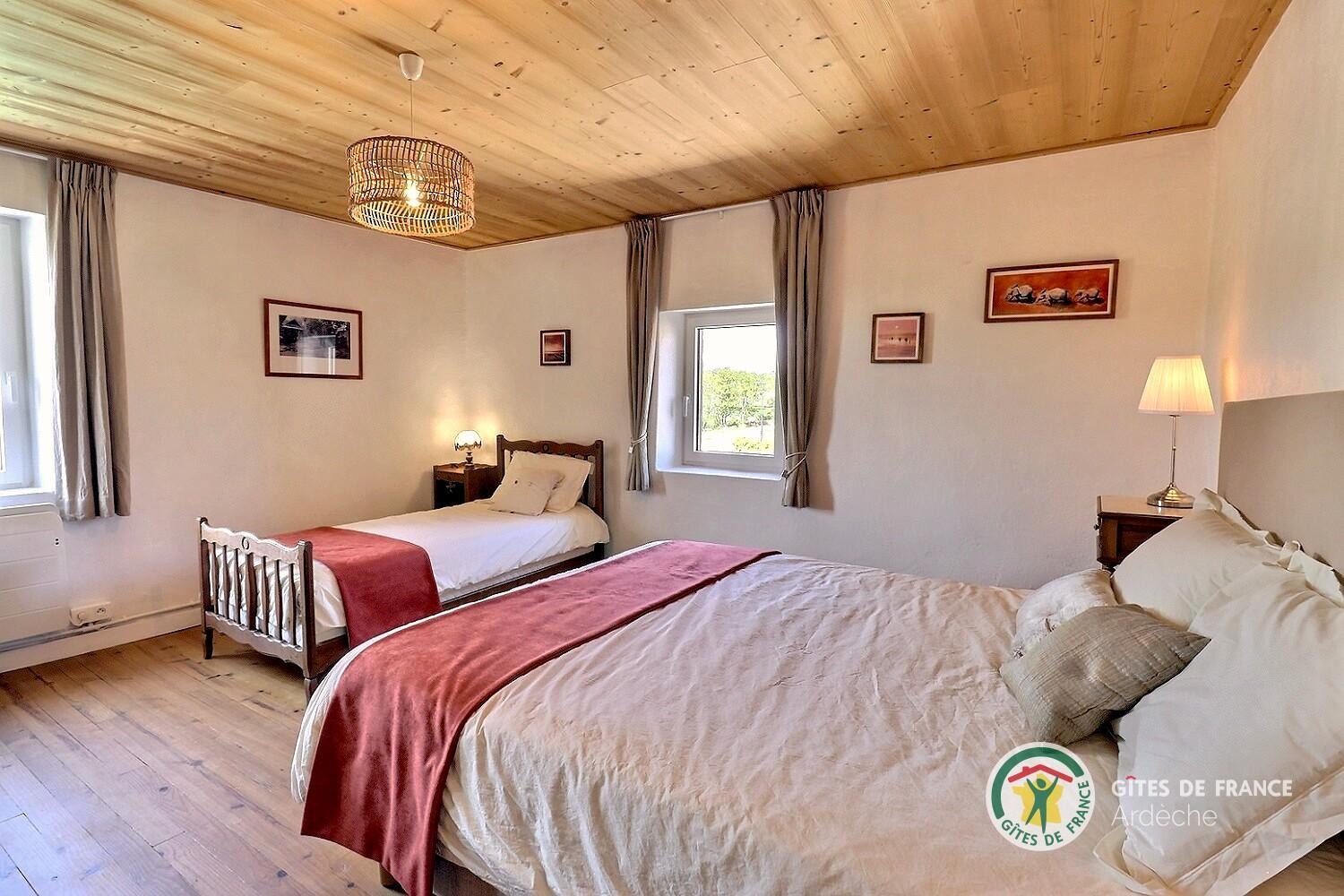 Chambre à l'étage avec lit en 160 et lit 90