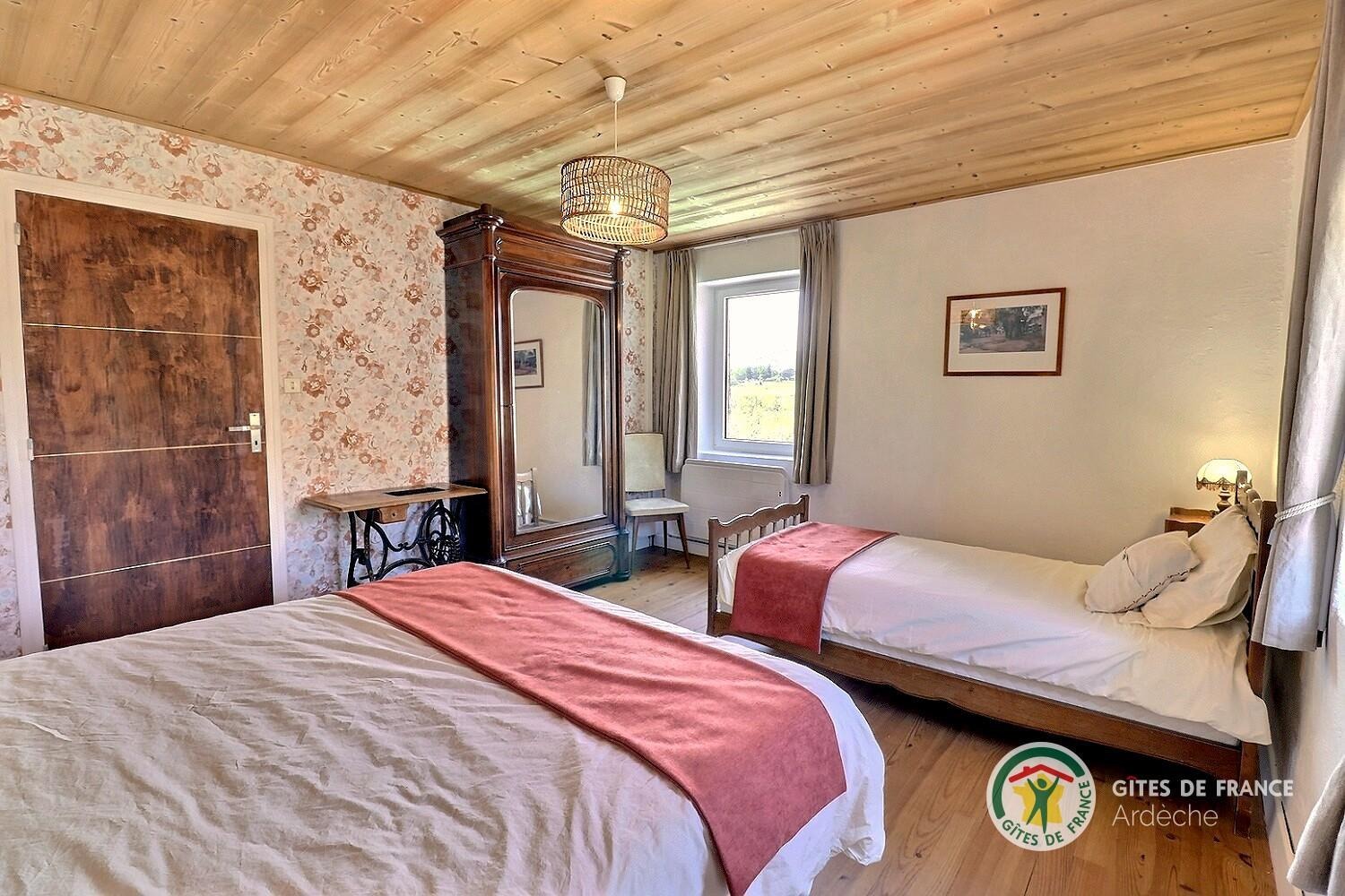 Chambre à l'étage avec lit en 160 et lit 90
