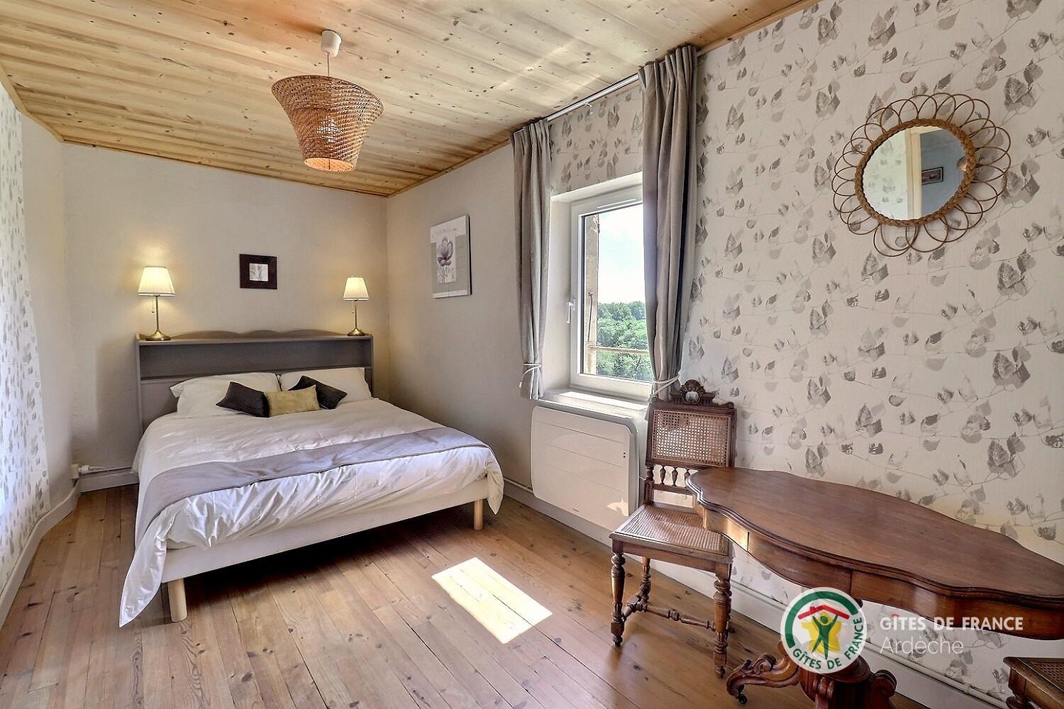 Chambre à l'étage avec lit en 160