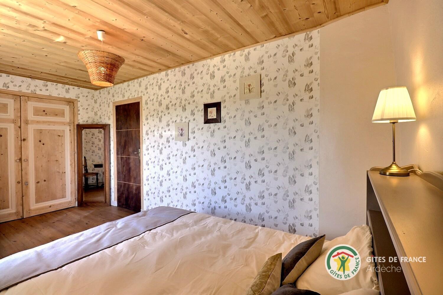 Chambre à l'étage avec lit en 160
