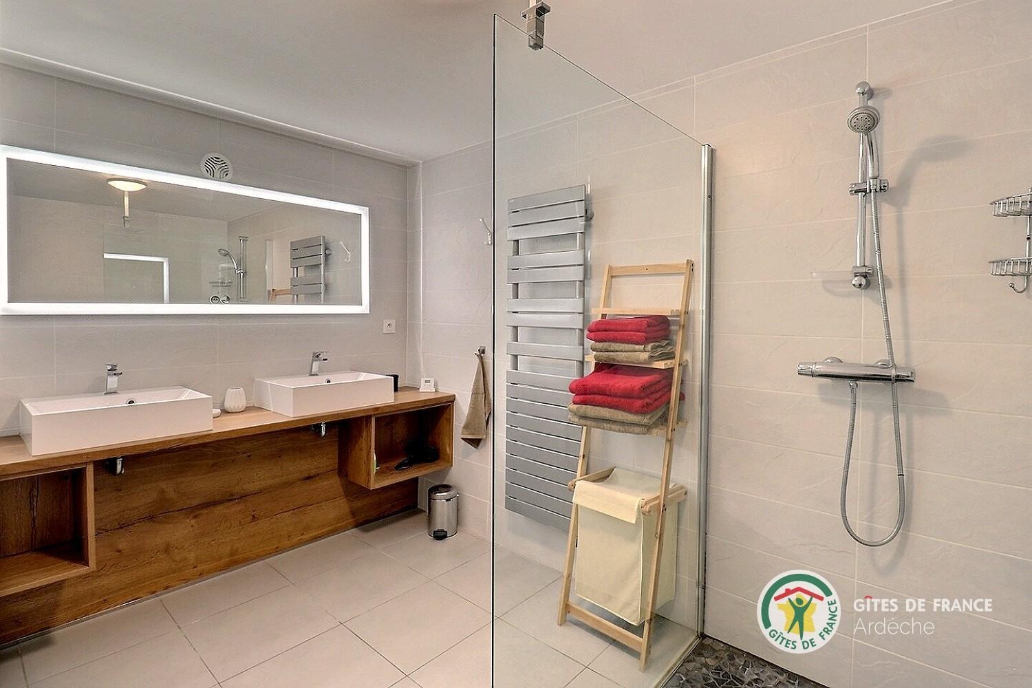 Salle d'eau au premier niveau de la maison