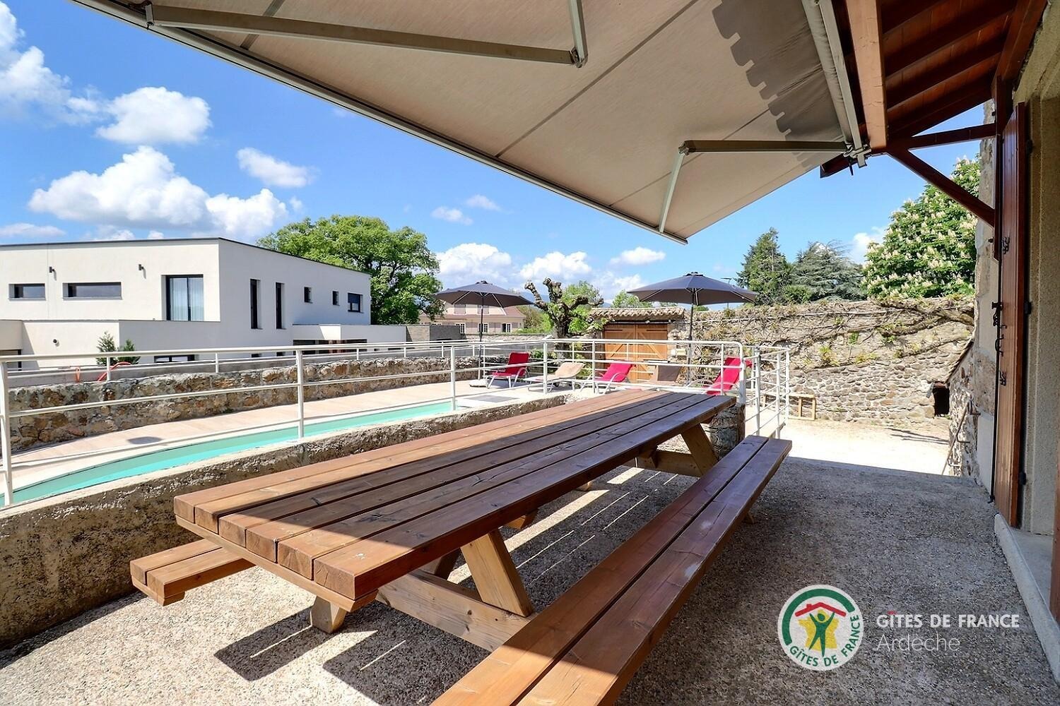 La terrasse avec vue piscine