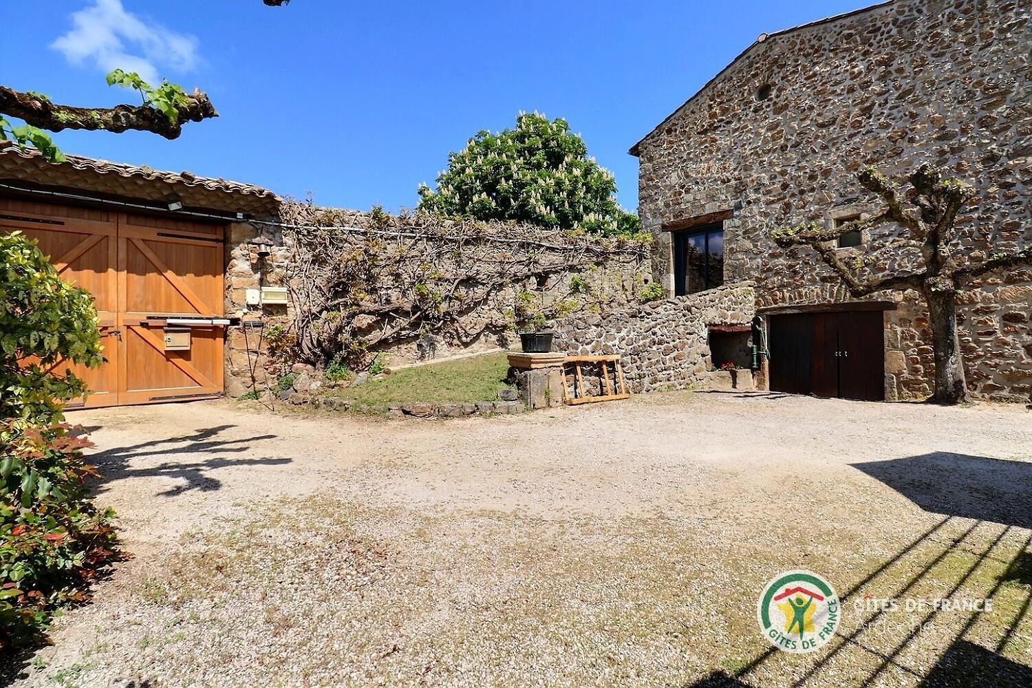 Cour intérieur avec portail électrique et garage à disposition