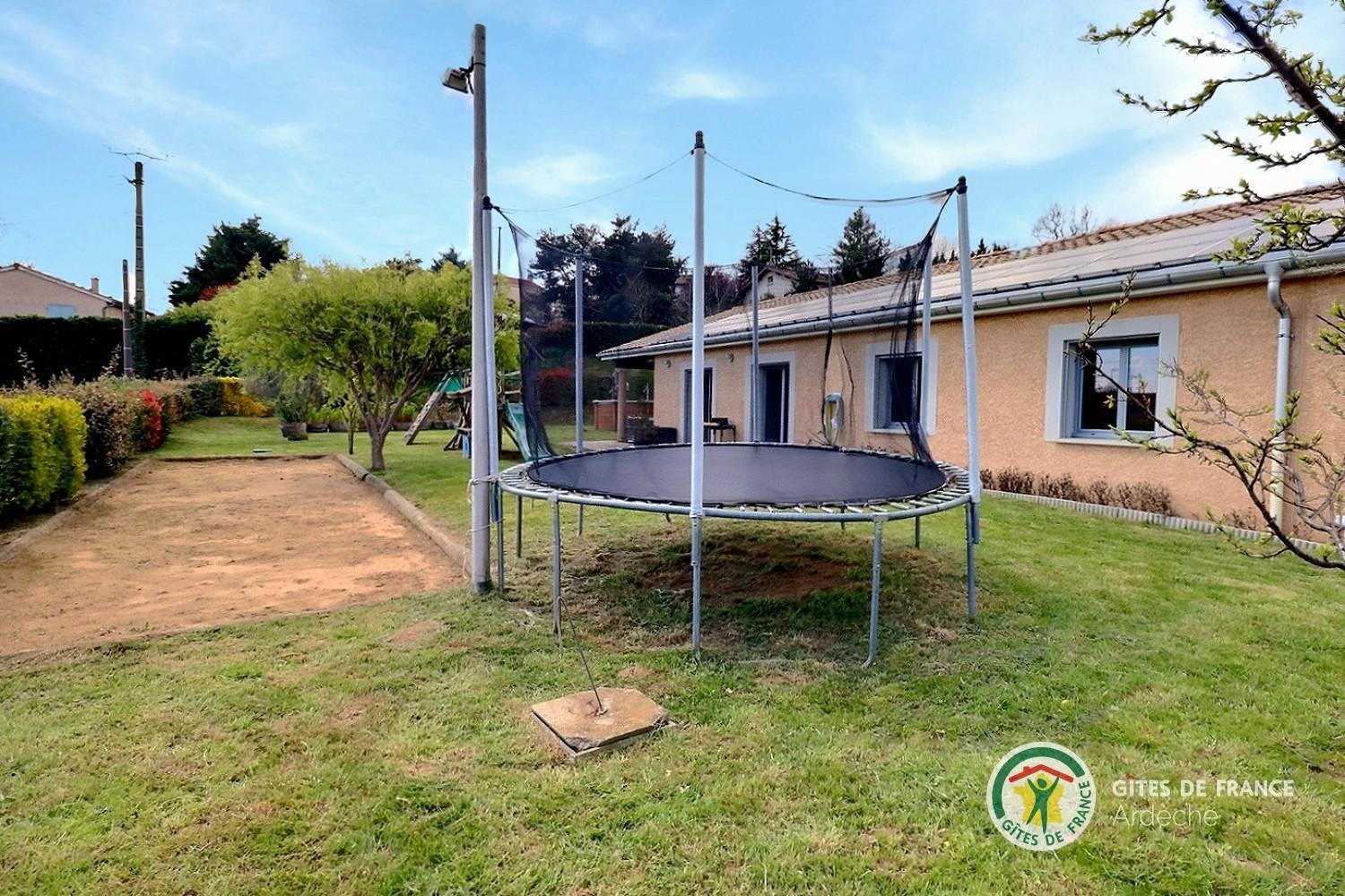 Terrain de pétanque et trampoline