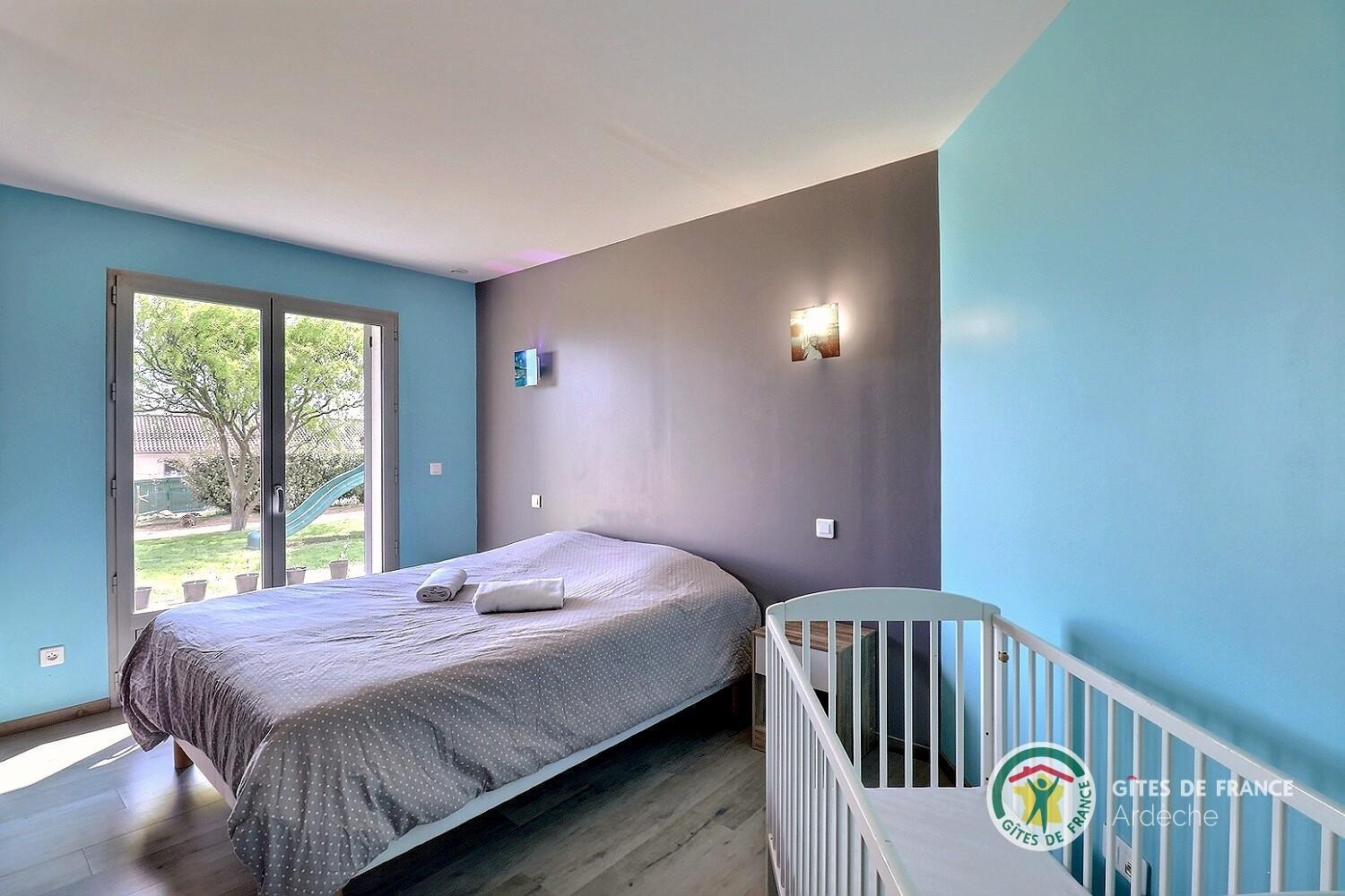 Chambre avec lit 160 et lit bébé