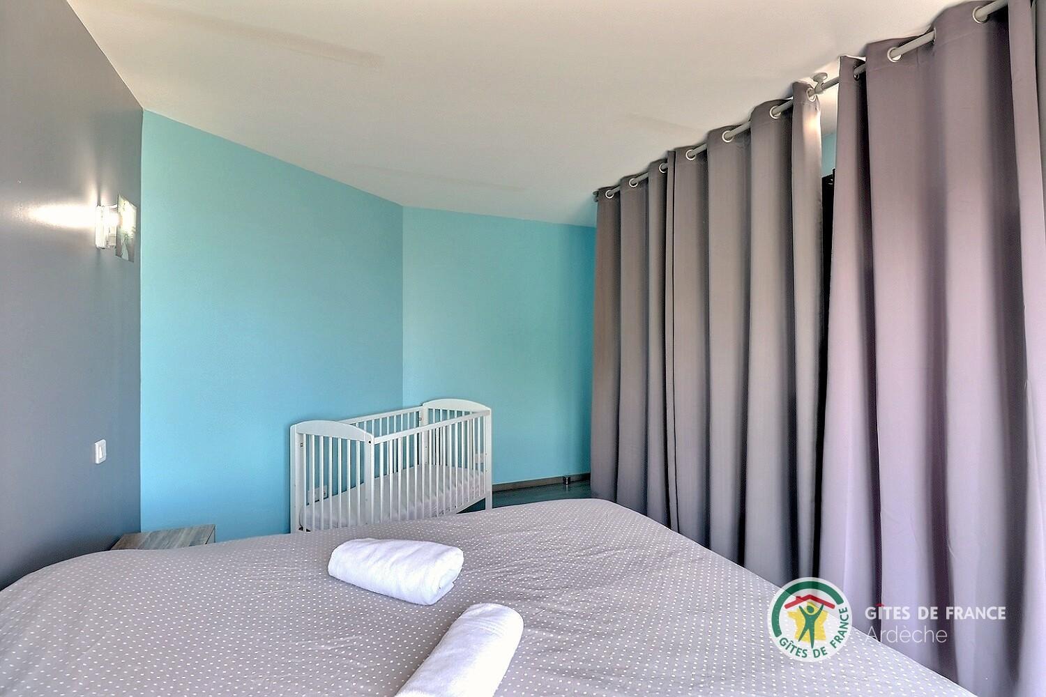 Chambre avec lit 160 et lit bébé