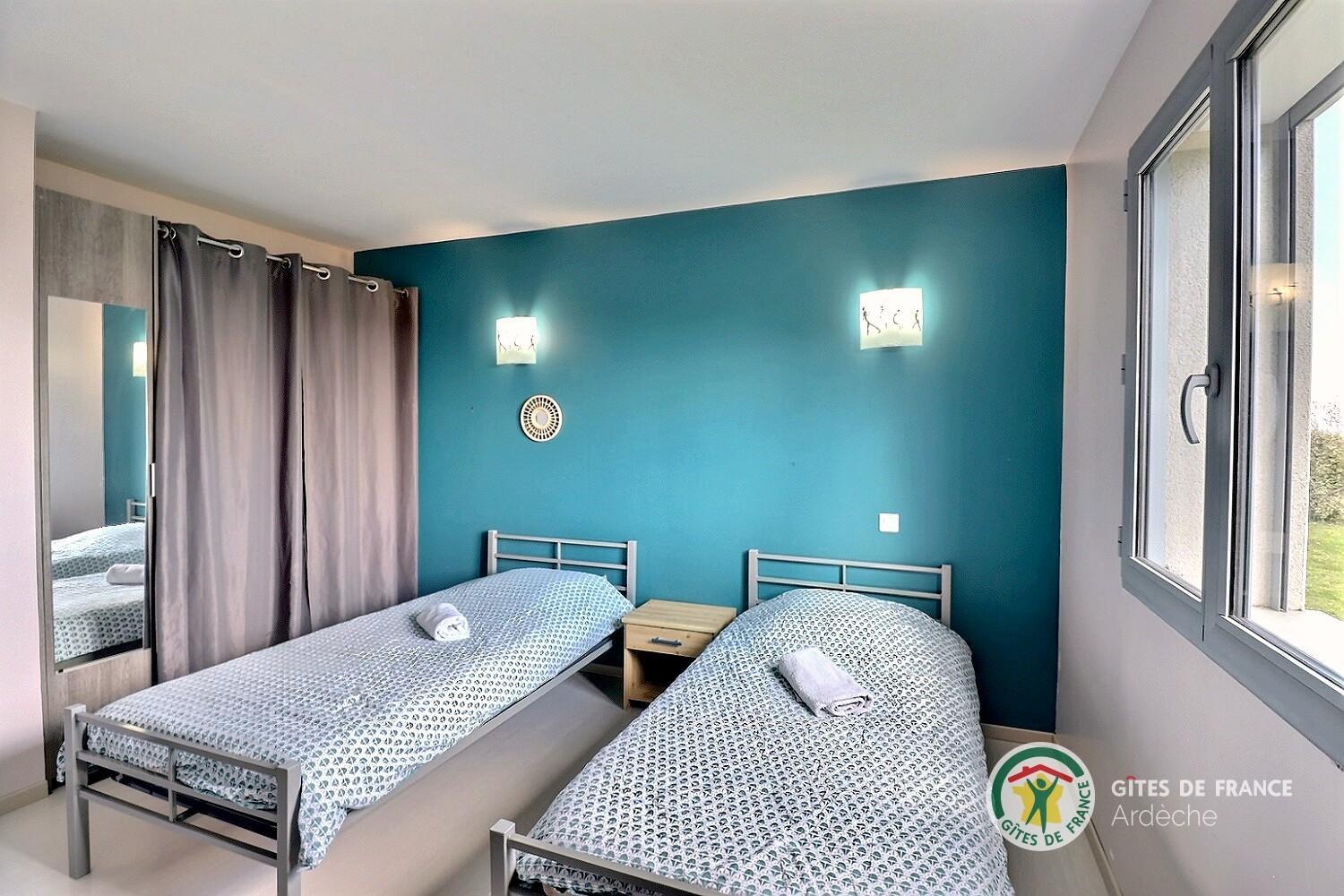 Chambre avec deux lits 90